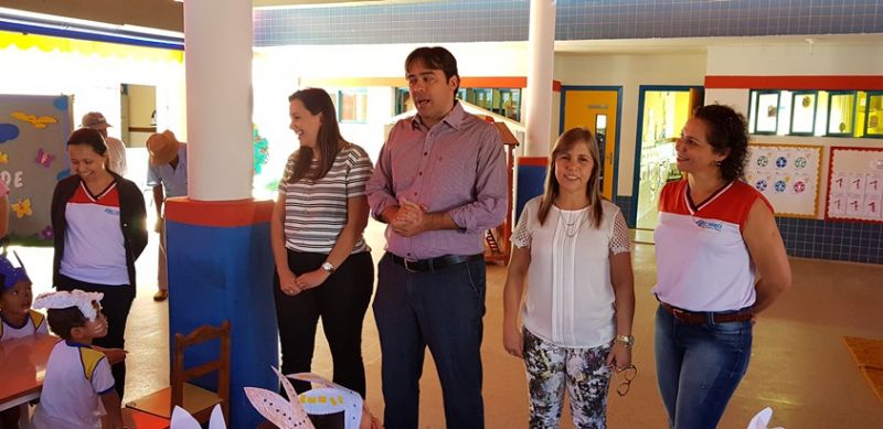 Primeira Dama Daniele Prefeito Vinícius Nádia e Diretora Neli fazem entrega de ovos de páscoa para crianças do CMEI